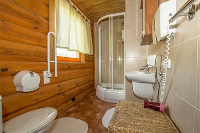Romantiška nakvynė rąstų namelyje su kubilu